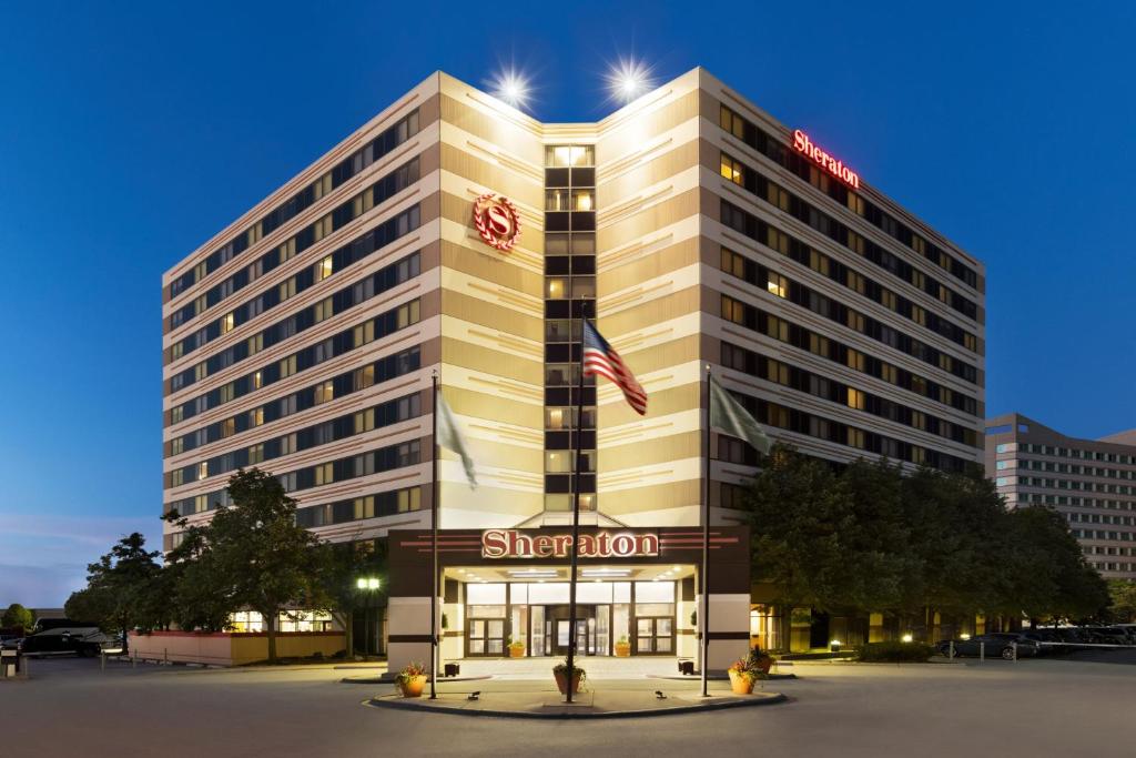 un edificio con un hotel estrella encima en Sheraton Suites Chicago O'Hare, en Rosemont