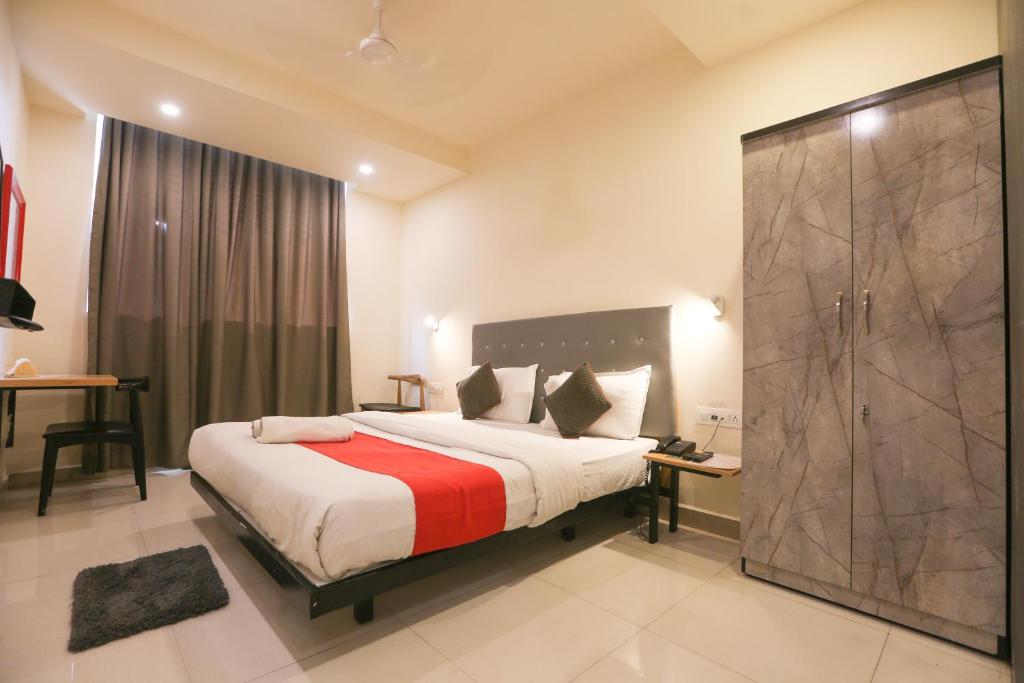 ein Schlafzimmer mit einem großen Bett und einer Dusche in der Unterkunft Hotel Leesha Residency in Kalyan