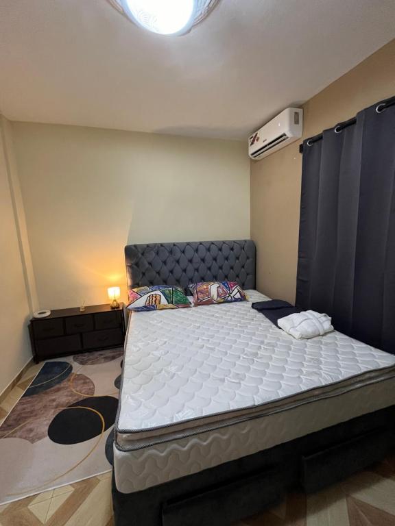 um quarto com uma cama grande num quarto em Apartment luxe Atilamonou em Lomé