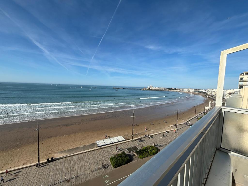 レ・サ​​ーブル・ドロンヌにあるAppartement Les Sables-d'Olonne, 3 pièces, 6 personnes - FR-1-197-388のビーチの景色を望むバルコニーが備わります。