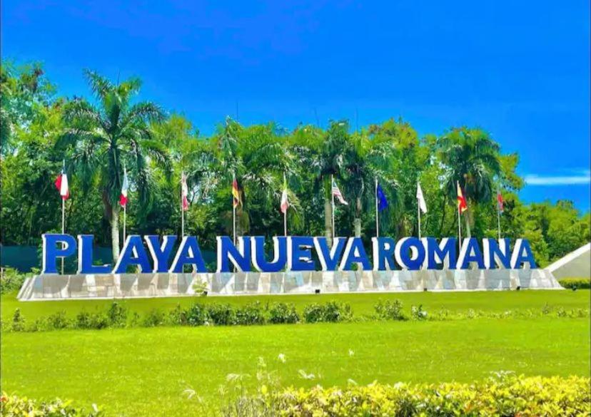 un panneau pour playa nucayaulum dans un parc dans l'établissement Playa Nueva Romana Royal Vip, à San Pedro de Macorís