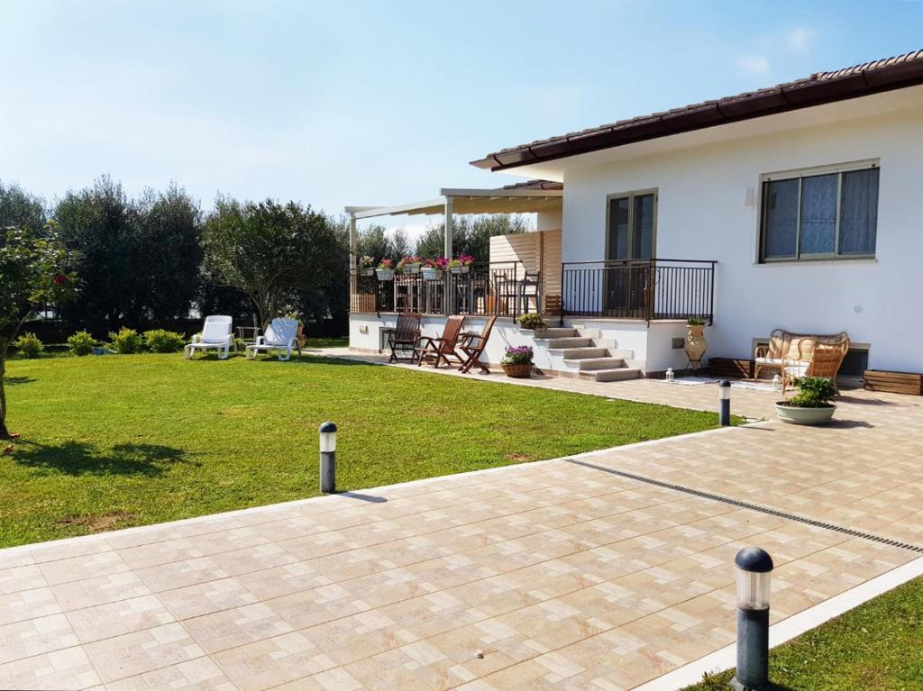 a backyard of a house with a patio at Villa Rosa - Sperlonga Vertice Rooms in Sperlonga