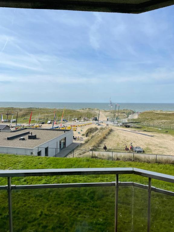 Blick auf den Strand und das Meer von einem Gebäude in der Unterkunft Studio met frontaal zeezicht en afgesloten slaaphoek in De Panne