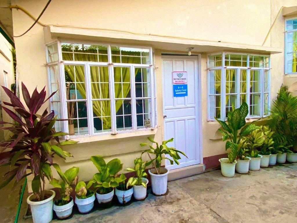 een huis met een stel potplanten ervoor bij Tamari's Rest house (Small house) in Lian