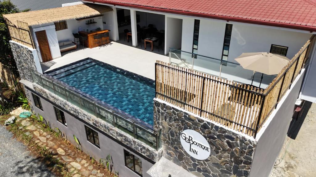- une vue aérienne sur une villa avec une piscine dans l'établissement Go Boutique Inn, à Puerto Princesa