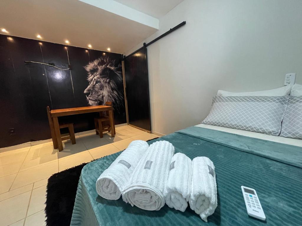 - une chambre avec un lit et des serviettes dans l'établissement Casa confortável, Temporada Votuporanga, à Votuporanga