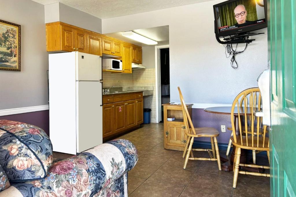Kuchyň nebo kuchyňský kout v ubytování Coronada Inn & Suites