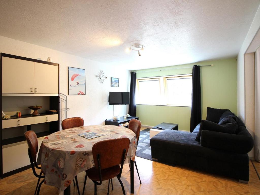un salon avec une table et un canapé dans l'établissement Appartement T2 au Mont-Dore, pied des pistes, parking inclus, capacité 4 pers. - FR-1-415-154, à Mont-Dore
