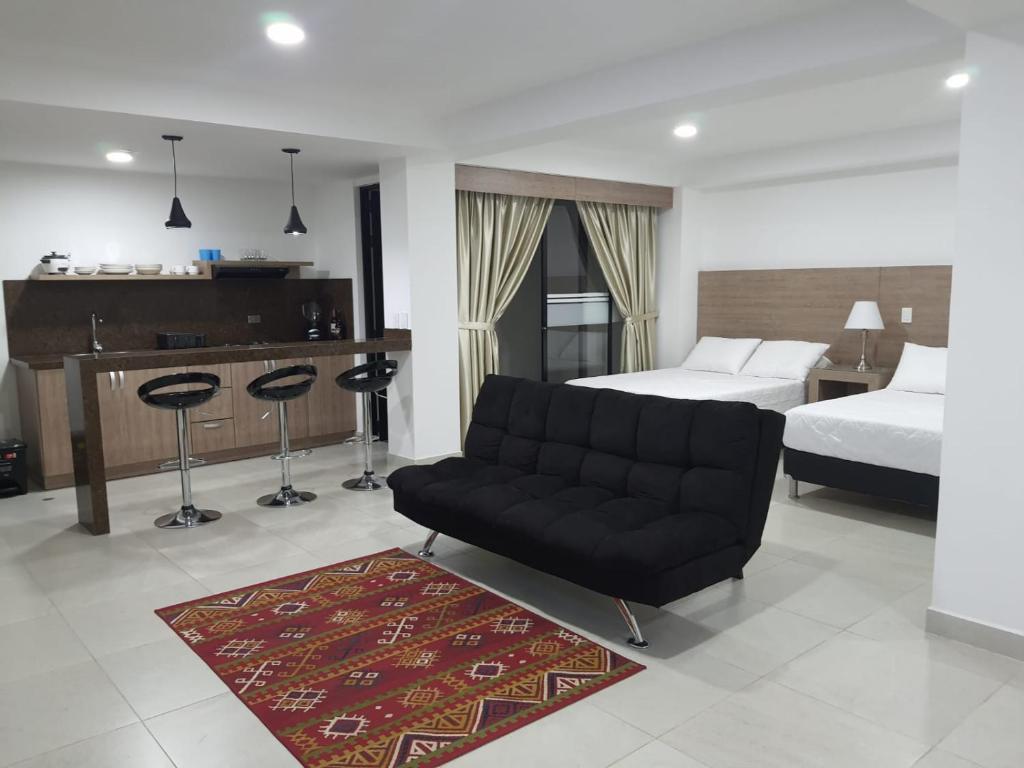 Habitación de hotel con sofá y cama en HOTEL MELAO, en Palmira