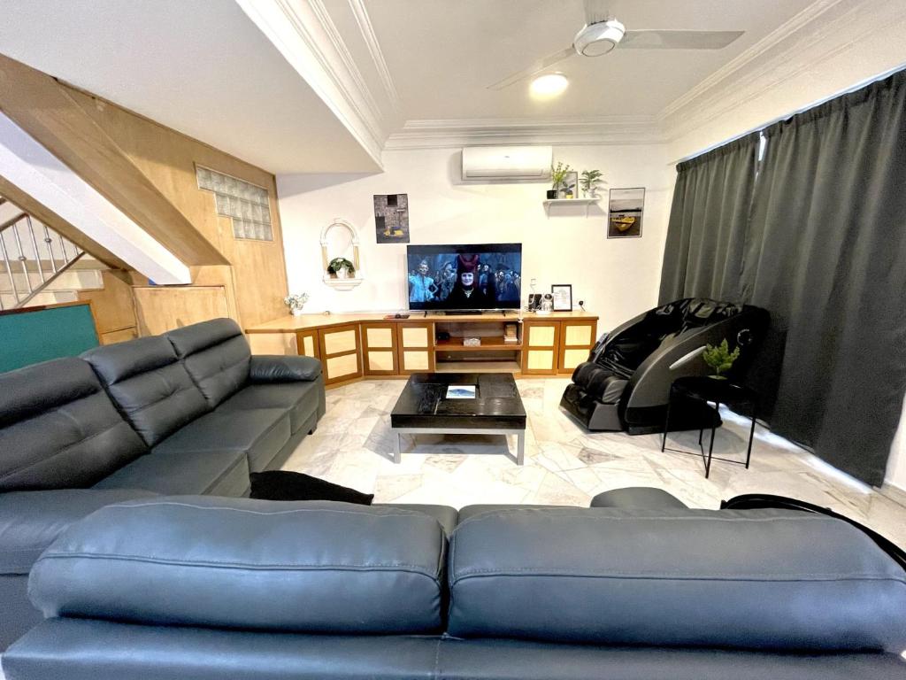un soggiorno con un divano e una TV di 6-10 Pax @ The CoZySpacious House - Heart Of Sunway a Petaling Jaya