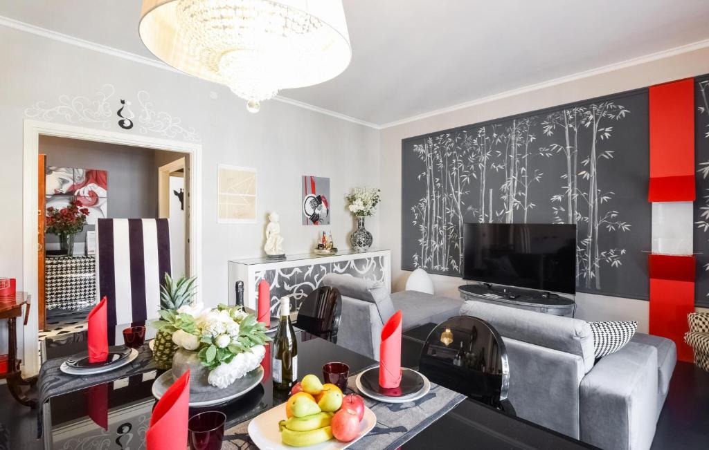 - un salon avec un canapé et une télévision dans l'établissement 2 Bedroom Cozy Apartment In Gorizia, à Gorizia
