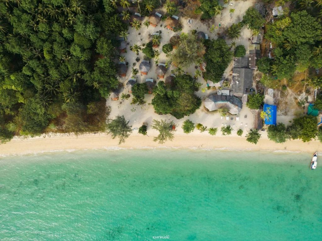 z powietrza widok na plażę z błękitną wodą w obiekcie Mayalay Resort-Green Hotel w Ko Ngai