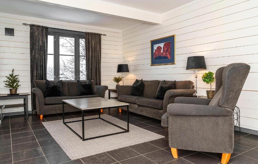 ein Wohnzimmer mit zwei Sofas und einem Couchtisch in der Unterkunft 3 Bedroom Nice Apartment In Hemsedal in Hemsedal