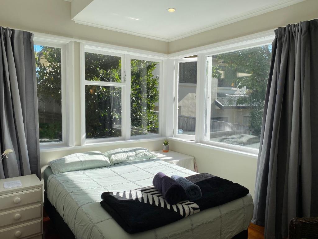 1 dormitorio con 1 cama en una habitación con ventanas en Wellington double bedroom, en Wellington