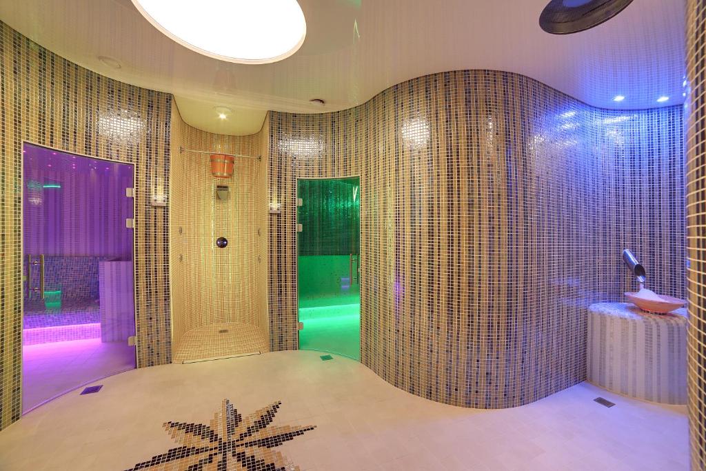 Un baño de Luxury Spa Hotel Olympic Palace