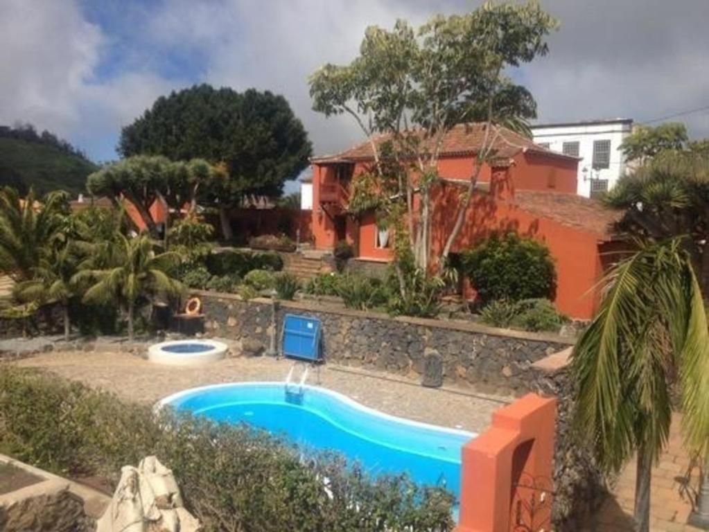 una piscina di fronte a una casa di Ferienhaus in La Caridad mit Terrasse, Grill und Whirlpool a Adelantado