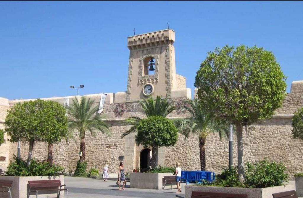 サンタ・ポラにあるSanta Pola Playaの時計塔のある建物