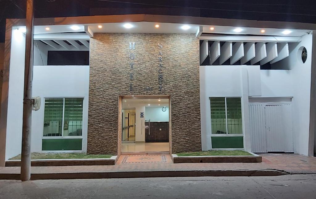 HOTEL SARACHUY VALLEDUPAR في فاليدوبار: مبنى فيه باب في المنتصف