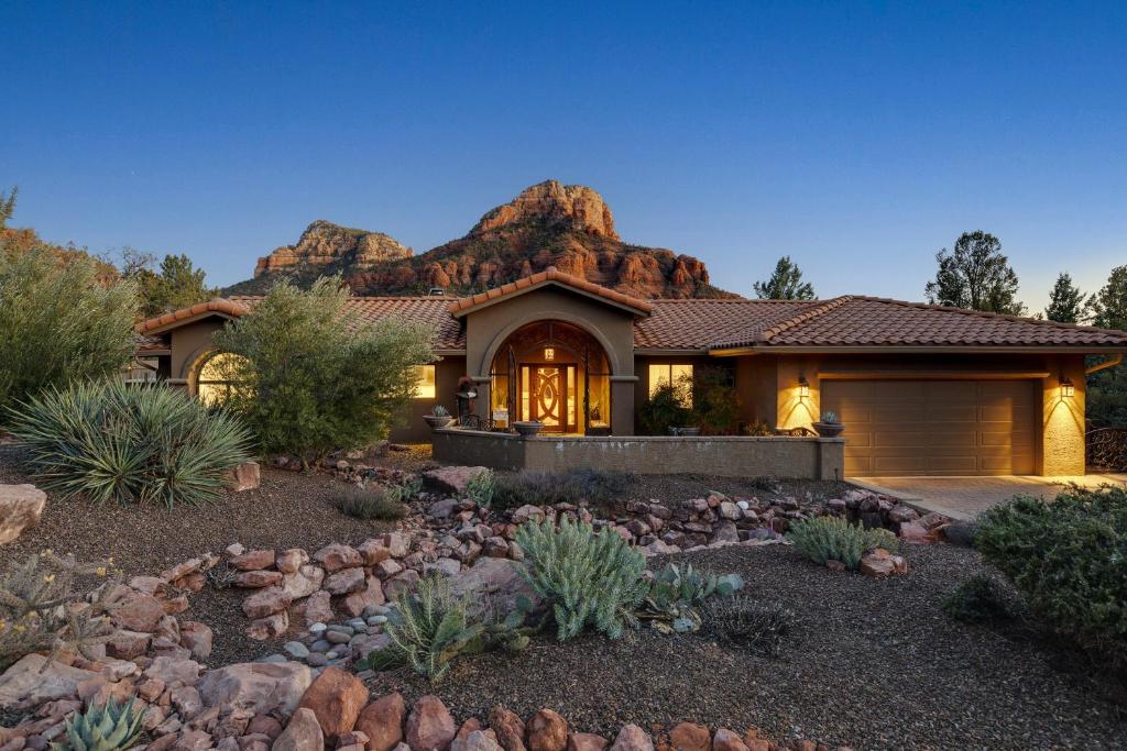 una casa con una montaña en el fondo en Mammoth Rock Lodge-New Family Home REMODELED 2 Hot Tubs & Game Room, en Sedona