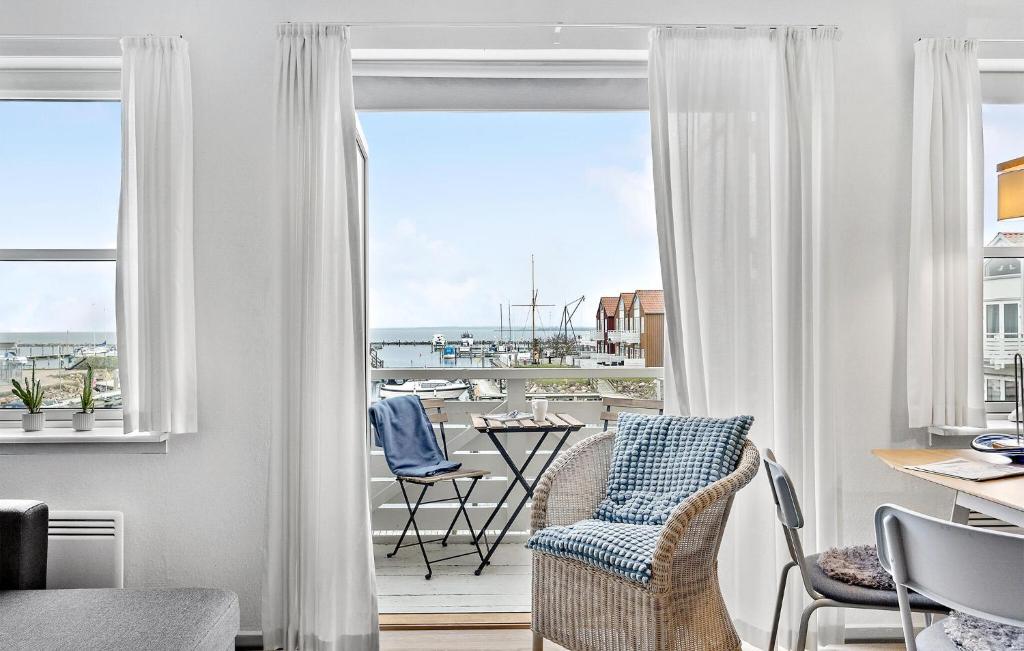 sala de estar con balcón con mesa y sillas en Nice Apartment In Rudkbing With 2 Bedrooms And Wifi, en Rudkøbing