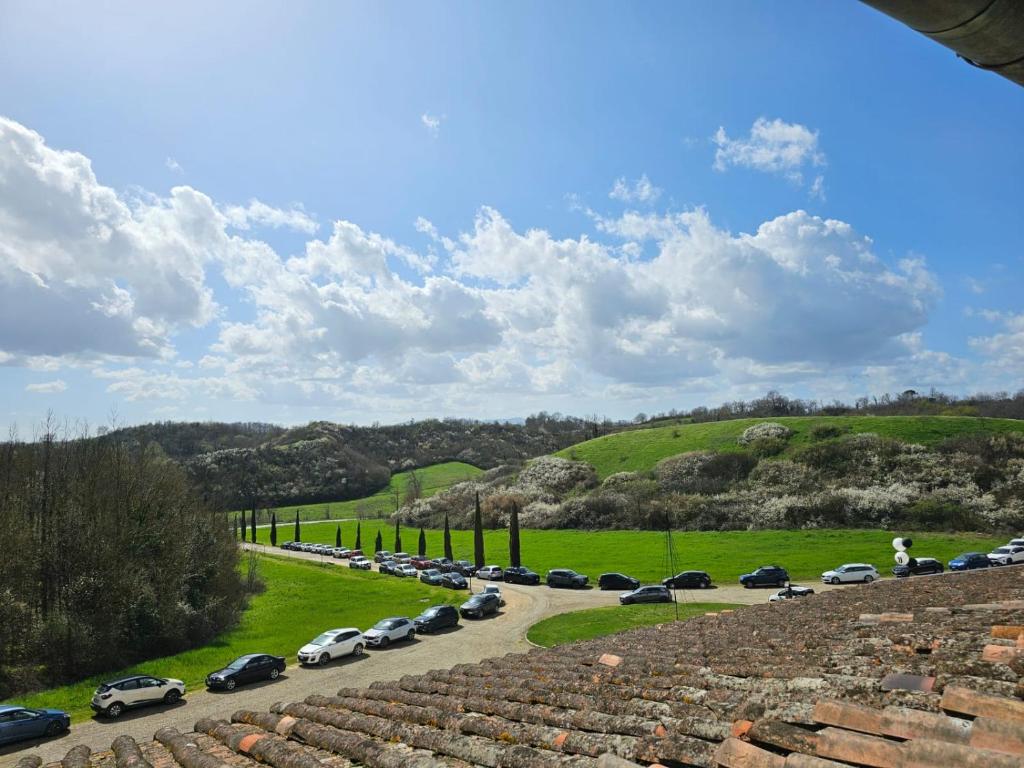 Ein Haufen Autos, die auf einem Parkplatz geparkt sind. in der Unterkunft Hotel Antica Tabaccaia Resort in Terranuova Bracciolini