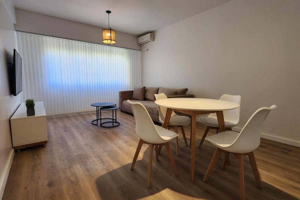 un salon avec une table, des chaises et un canapé dans l'établissement Departamento 3 ambientes., à Buenos Aires