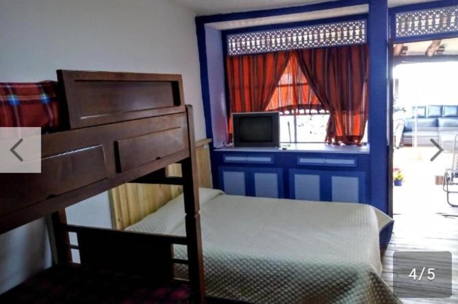 - une petite chambre avec des lits superposés et une fenêtre dans l'établissement VIEJA ADUANA HOSTAL, à Zipaquirá