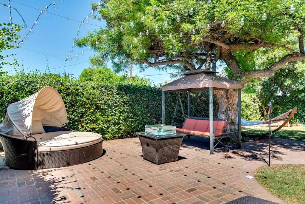 d'une terrasse avec une chaise, un parasol et un hamac. dans l'établissement House In Lake Balboa/Los Angeles, à Los Angeles