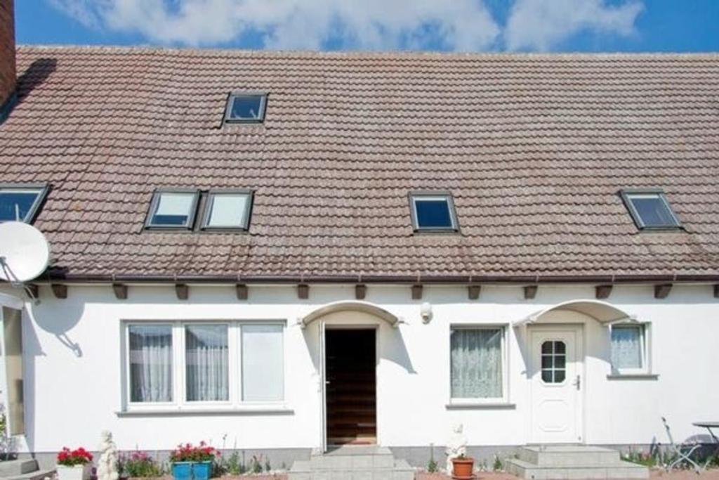a white house with a brown roof at Ferienwohnung für 4 Personen ca 70 qm in Krummin, Ostseeküste Deutschland Usedom in Krummin