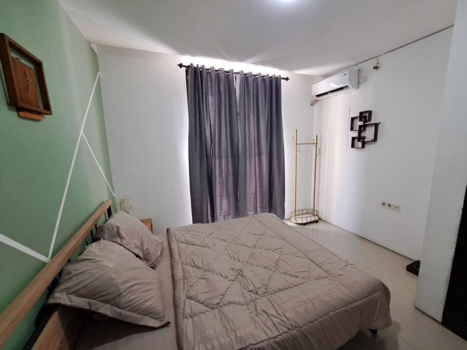 Tempat tidur dalam kamar di Cozy 3BD Home w AC & Netflix