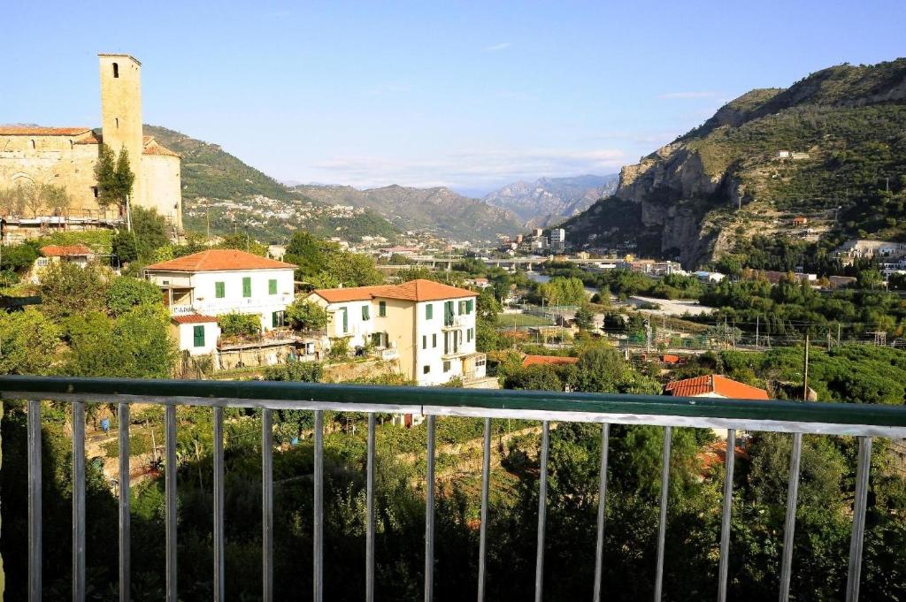 een balkon met uitzicht op een stad met bergen bij Ferienwohnung für 7 Personen ca 100 qm in Ventimiglia, Italienische Riviera Italienische Westküste in Ventimiglia