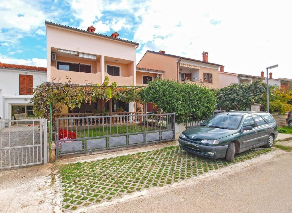 een auto geparkeerd voor een huis bij Ferienwohnung für 3 Personen ca 34 qm in Valbandon, Istrien Istrische Riviera in Valbandon