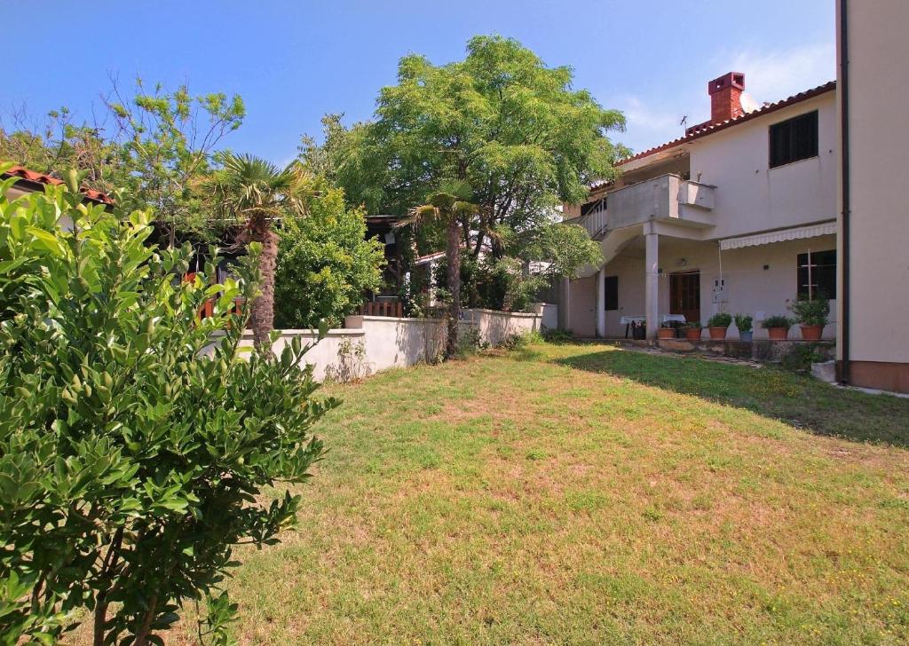 un patio vacío delante de una casa en Ferienwohnung für 4 Personen ca 50 qm in Banjole, Istrien Istrische Riviera - b55089 en Banjole