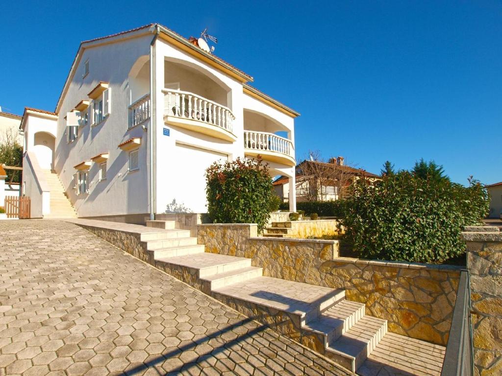 una casa blanca con escaleras delante en Ferienwohnung für 4 Personen ca 48 qm in Musalež, Istrien Istrische Riviera, en Poreč