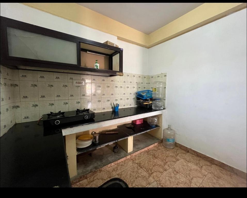 Serviced apartment with WiFi parking kitchen etc