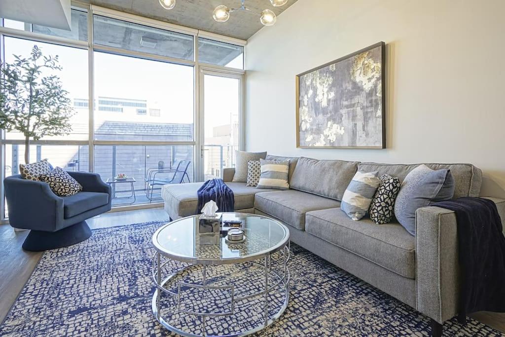 ein Wohnzimmer mit einem Sofa und einem Tisch in der Unterkunft Loft Lv8 ※ Elegant Urban Oasis in Downtown Vegas in Las Vegas