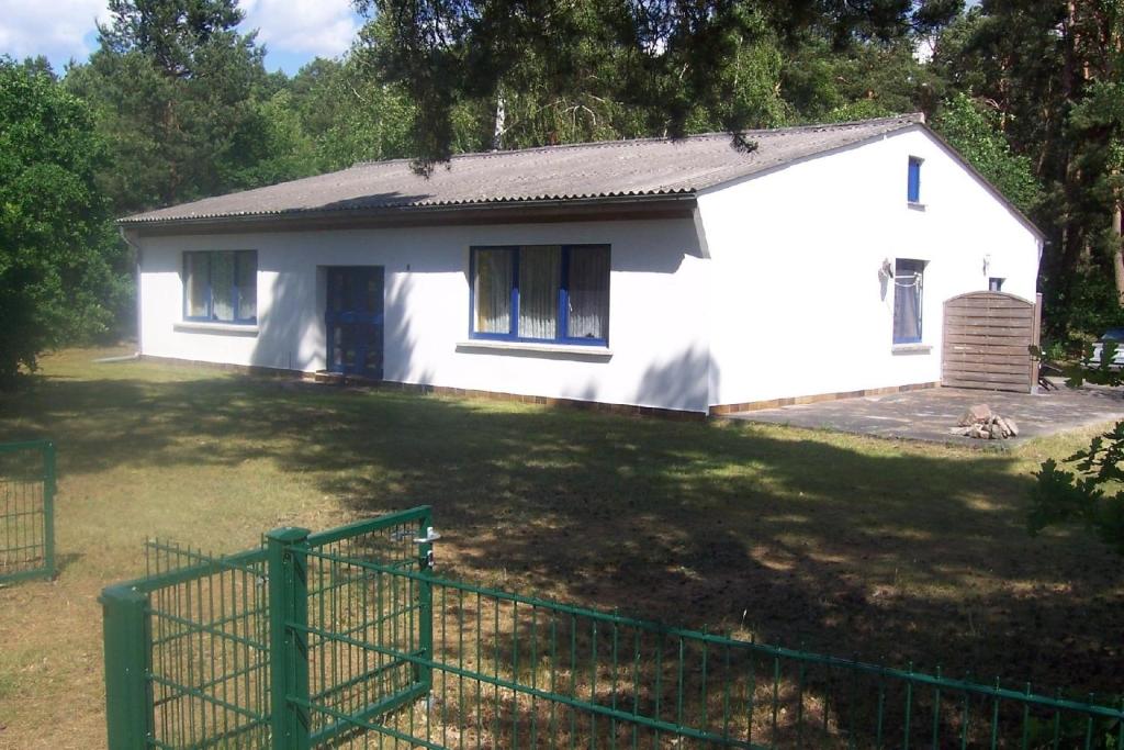 uma casa branca com uma cerca à frente. em Ferienwohnung für 2 Personen 2 Kinder ca 100 qm in Havelaue-Parey, Havelland 