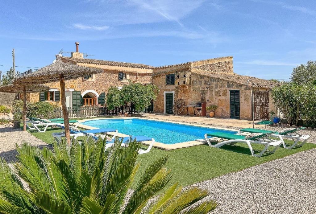 eine Villa mit einem Pool vor einem Haus in der Unterkunft Ferienhaus mit Privatpool für 6 Personen ca 110 m in Campos, Mallorca Südküste von Mallorca in Campos