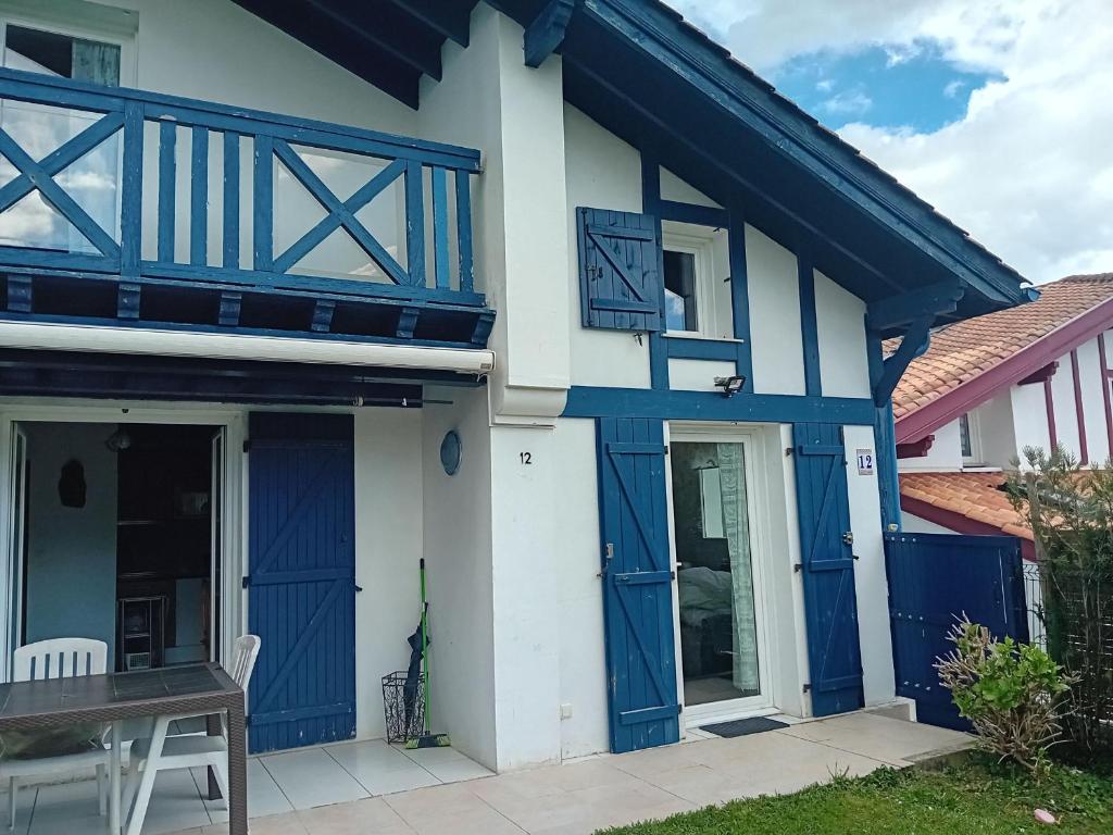 ein blau-weißes Haus mit einer Veranda in der Unterkunft Maison Hendaye, 3 pièces, 4 personnes - FR-1-239-1034 in Hendaye
