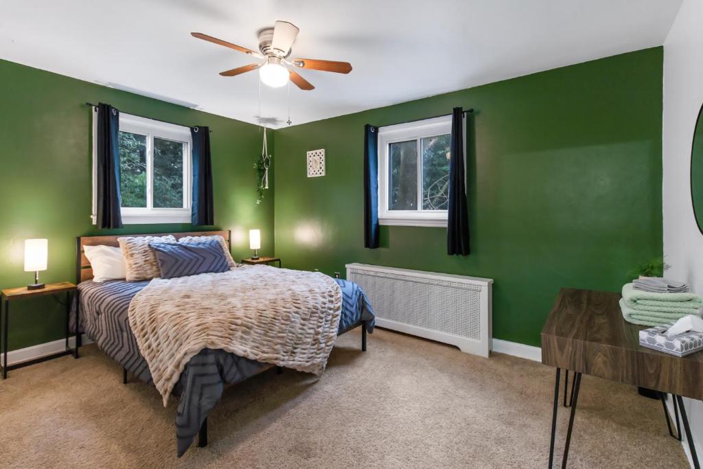4-bedroom-Private cozy backyard w firepit tesisinde bir odada yatak veya yataklar