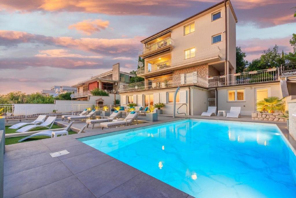 ein Schwimmbad vor einem Gebäude in der Unterkunft Ferienwohnung für 5 Personen ca 90 m in Crikvenica, Kvarner Bucht Crikvenica und Umgebung - a79954 in Crikvenica