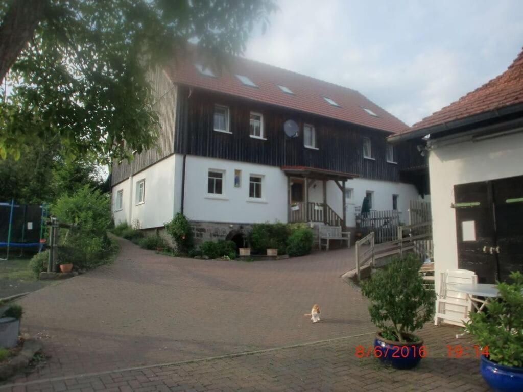 una casa grande en blanco y negro en Pilsterhill Modern Retreat, en Oberleichtersbach