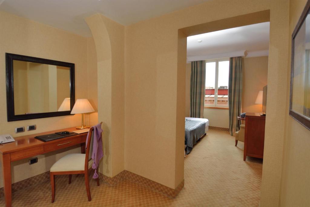 Postel nebo postele na pokoji v ubytování LH Hotel Lloyd Roma