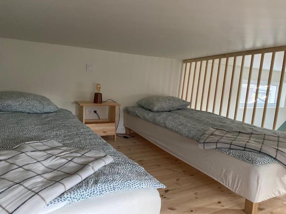 - une chambre avec 2 lits et une fenêtre dans l'établissement Attefallshus., à Västervik