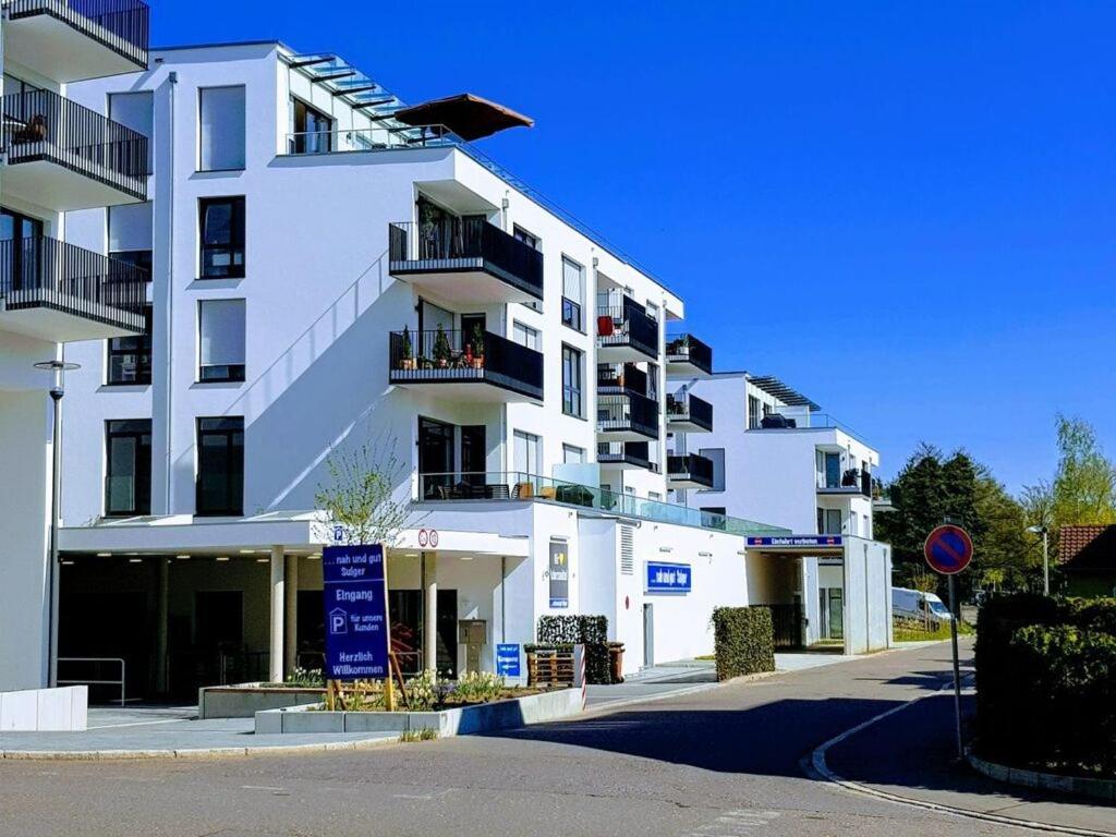 een wit gebouw met balkons in een straat bij Säntis Modern retreat in Friedrichshafen