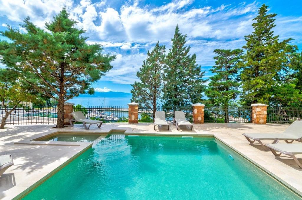 einen Pool mit Chaiselongues und einem Pool in der Unterkunft Ferienwohnung für 8 Personen ca 95 m in Novi Vinodolski, Kvarner Bucht Crikvenica und Umgebung in Novi Vinodolski
