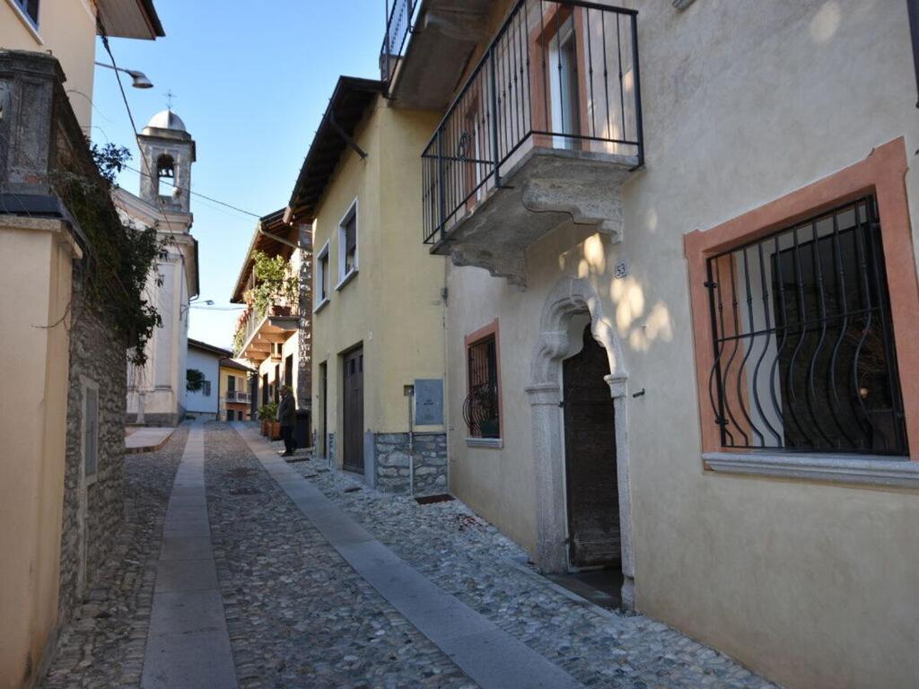 een steegje in een oude stad met een klokkentoren bij Catenazzi 2 Modern retreat in Brezzo
