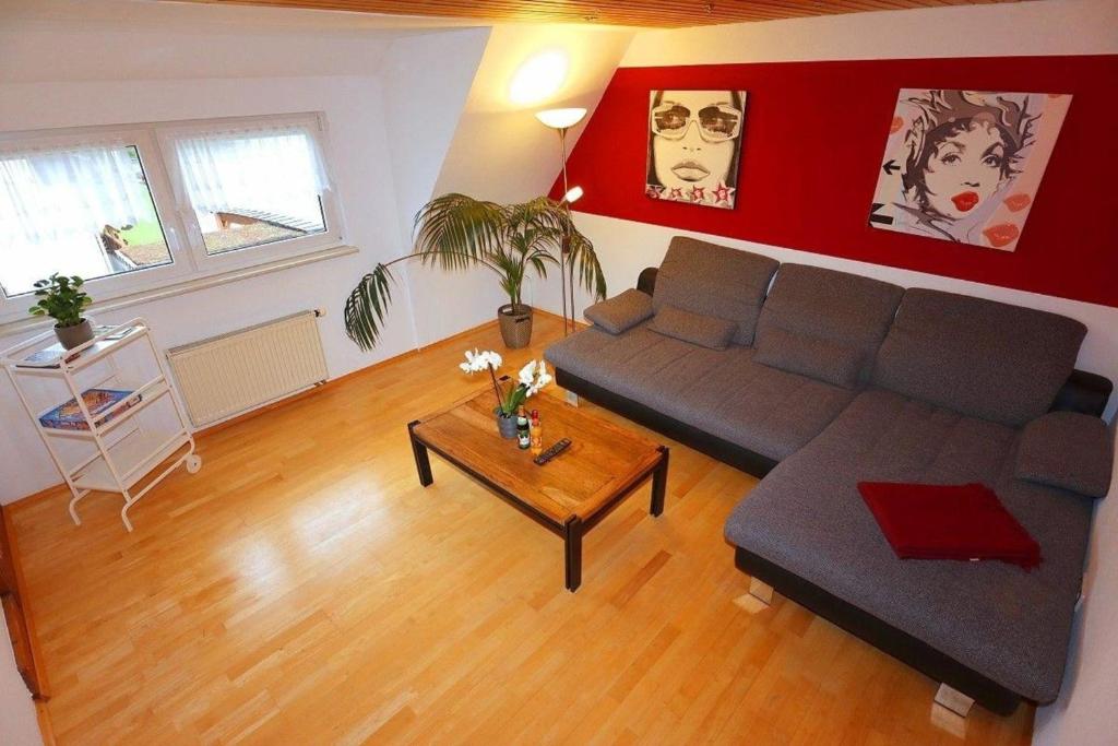uma sala de estar com um sofá e uma mesa em Ferienwohnung für 3 Personen 1 Kind ca 55 qm in Villingen-Rietheim, Schwarzwald em Villingen-Schwenningen