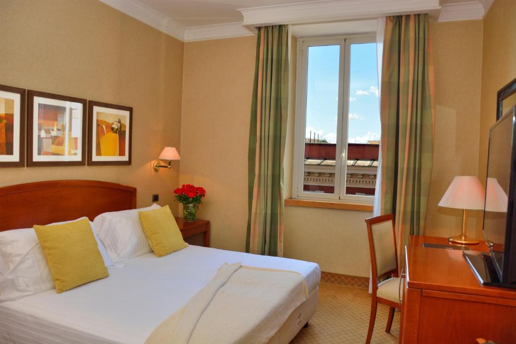 Postel nebo postele na pokoji v ubytování LH Hotel Lloyd Roma