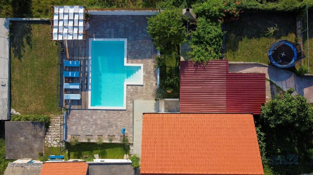 vista sul tetto di un edificio con piscina di Ferienhaus mit Privatpool für 5 Personen 3 Kinder ca 180 qm in Otok, Dalmatien Dalmatinisches Hinterland a Otok